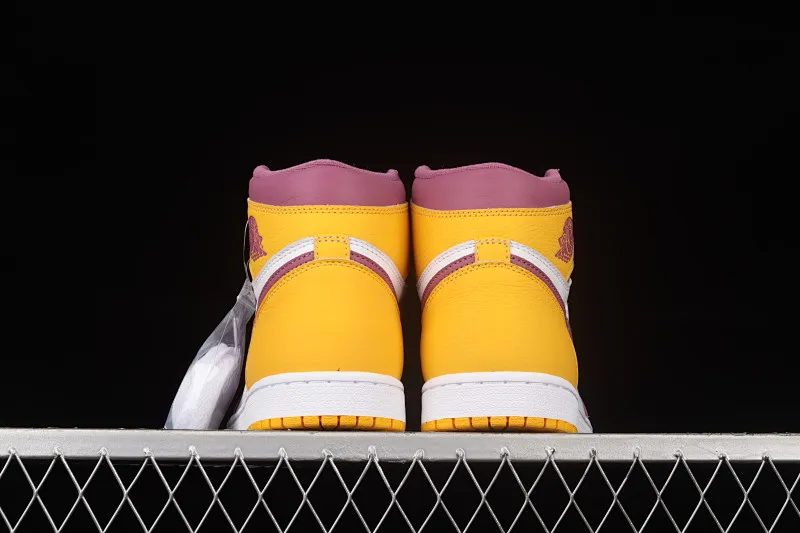 All categories Air Jordan Jordan series basketball shoes Air Jordan 1 High Pure original version Air Jordan 1 "Sail University Red" AJ1 Joe 1 White and Purple Gold Brotherhood high-top basketball shoes 555088-706